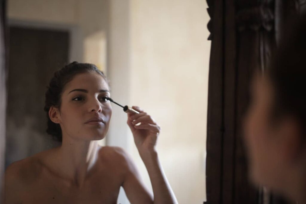 comment mettre de l'eye liner liquide