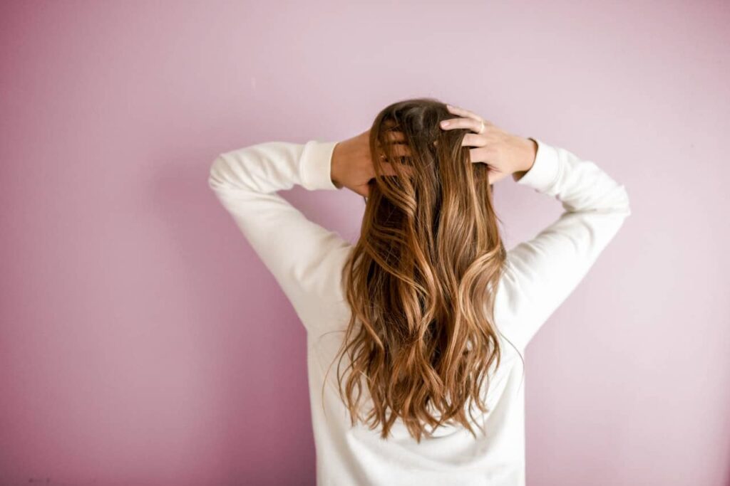 Est-il bien de se parfumer les cheveux ?