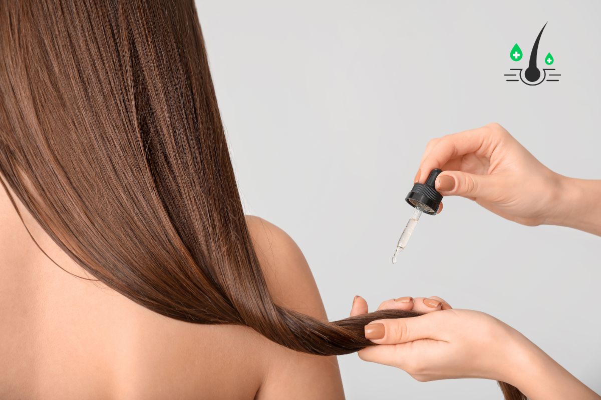 des cheveux bruns sur lesquels on applique des goutes de kératine